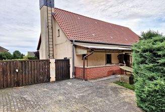 Hof mit Blick zum Haus