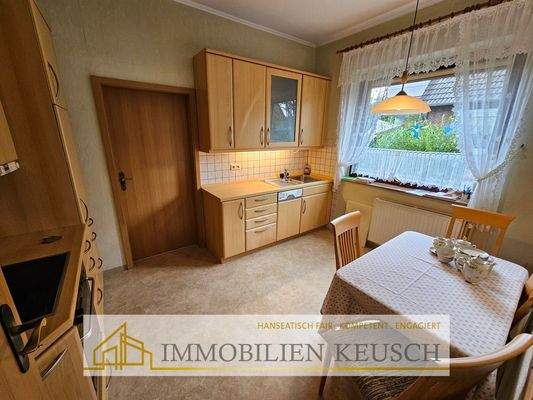 Einbauküche mit Sitzgelegenheit EG