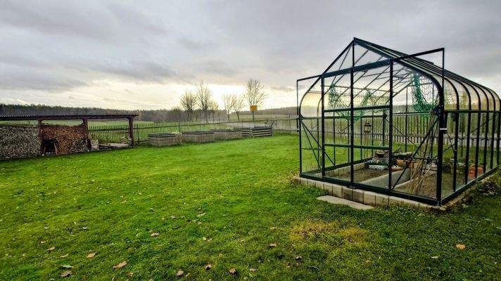 Gewächshaus und Hochbeete