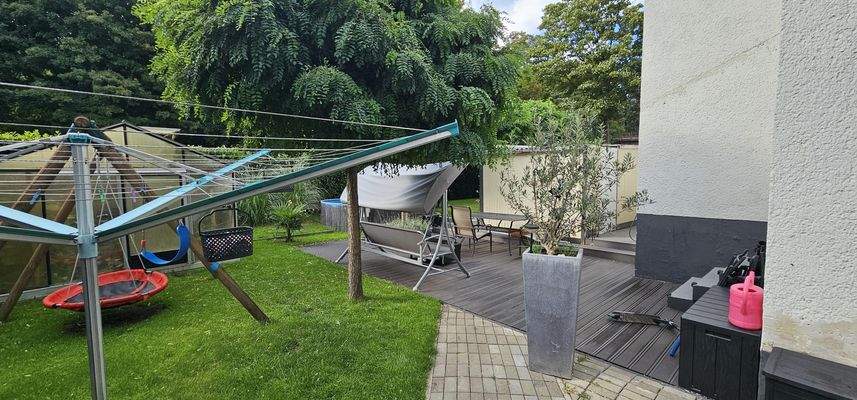 Garten mit Gewächshaus