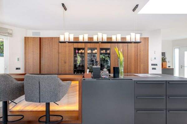 Exklusive Leicht-Küche mit erstklassigen Gaggenau- und Miele-Geräten.