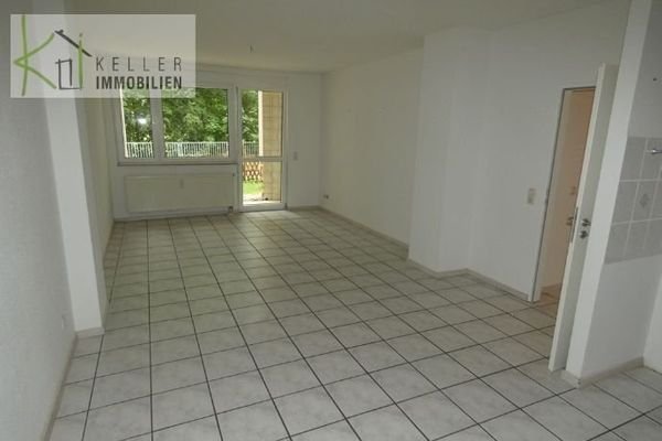 Großes Wohnzimmer mit Terrasse und offener Küche