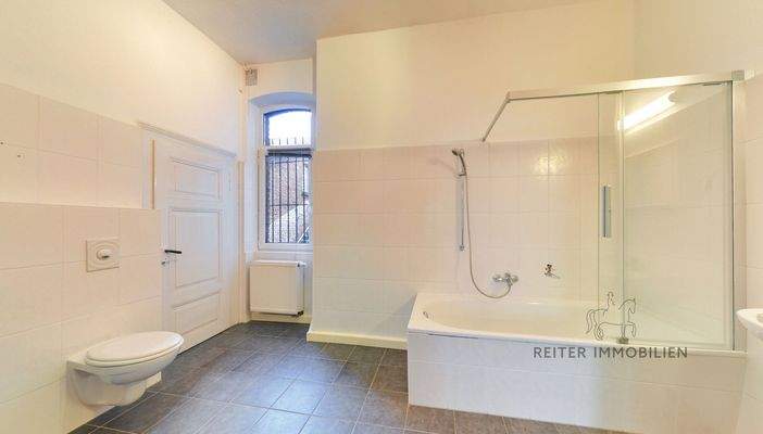 Badezimmer mit separaten Waschmaschinenanschlussraum