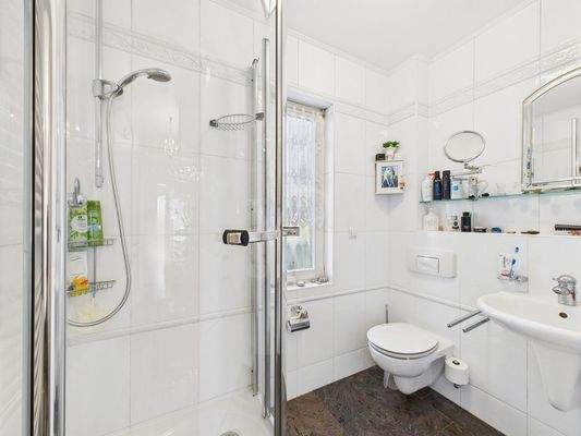 Gäste-WC mit Dusche im EG