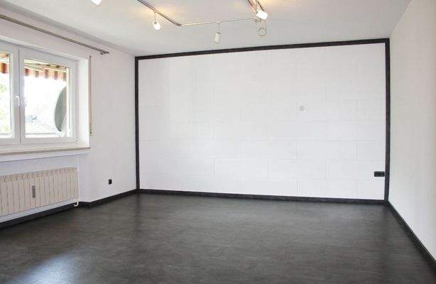 Wohnzimmer mit Balkonzugang