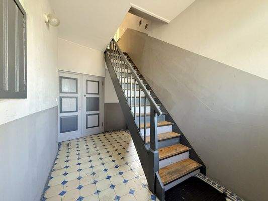 Hauseingang mit historischen bodenfliesen