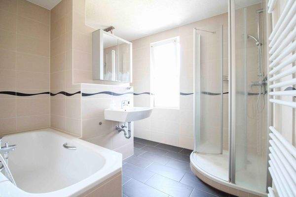 Tageslichtbadezimmer mit Wanne und Dusche