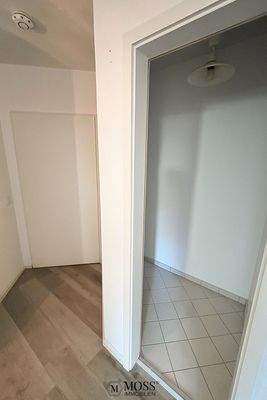 Flur Abstellraum KI bearbeitet