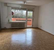 Wohnzimmer mit Balkonzugang.jpg