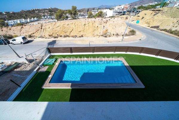 Villas with Private Pools Near the City in Finestrat