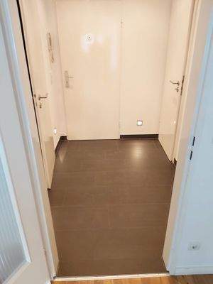 Flur mit Abstellkammer rechts