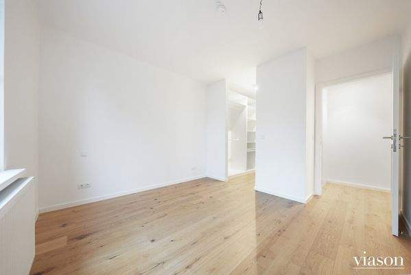 Zimmer mit Schrankraum