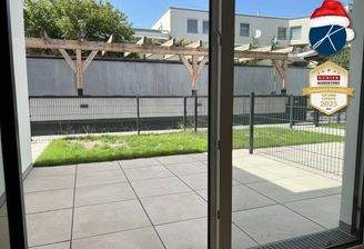 Terrasse und kleiner Vorgarten