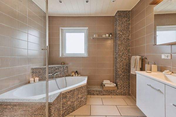 Badezimmer im Erdgeschoss mit Wanne und Dusche