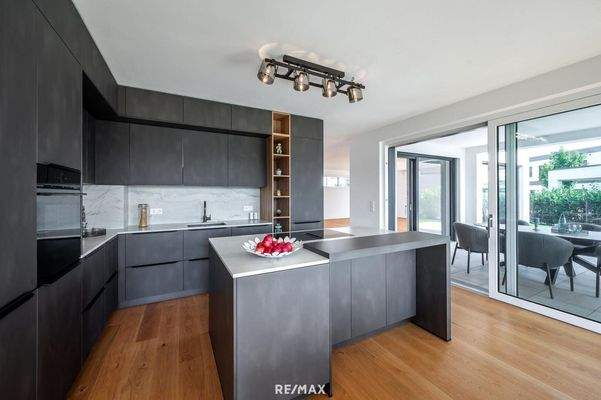 Küche_Blick auf Terrasse_EG