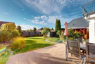 Terrasse mit Blick in den Garten