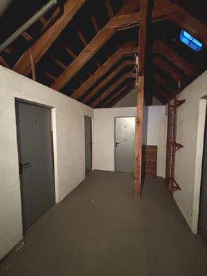 Dachboden mit einzelnen Abstellräumen