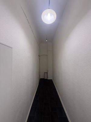Langer Flur mit Lampe