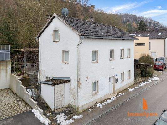 Blick auf das Einfamilienhaus und das Grundstück