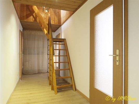 Flur mit Treppe in die obere Etage