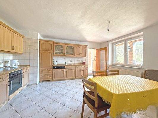 Geräumige Küche mit angrenzender Speisekammer