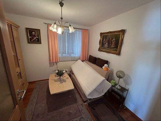 Kinderzimmer oder Abstellraum im Obergeschoss