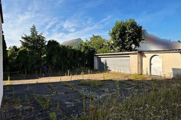 Hof, Garage und Nebengebäude