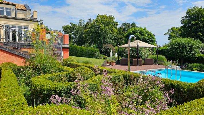 wunderschön angelegter Garten