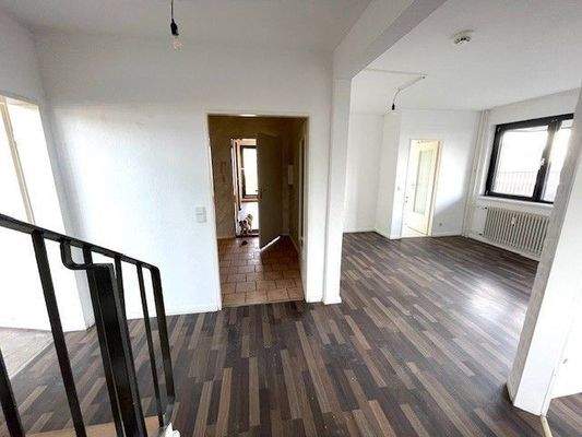 Leere Wohnung mit Holzboden