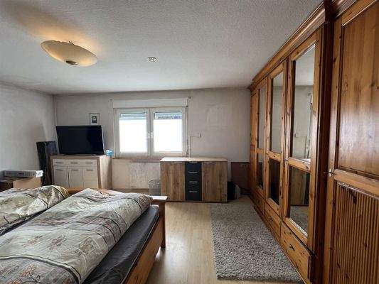 Großes, helles Schlafzimmer im EG