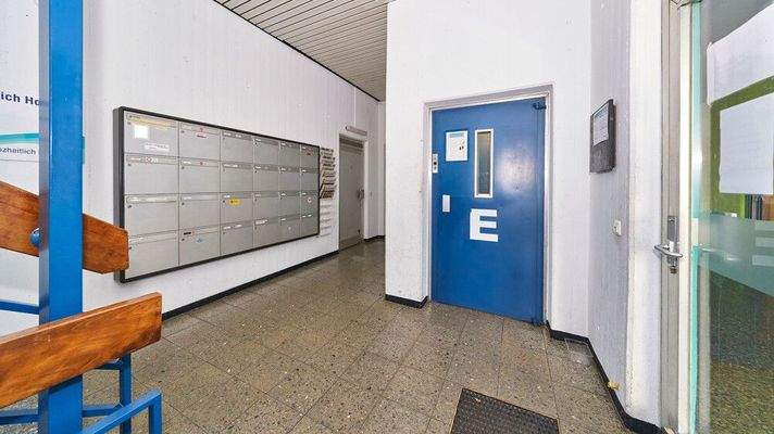 Eingangsbereich_Treppenhaus_Aufzug_02