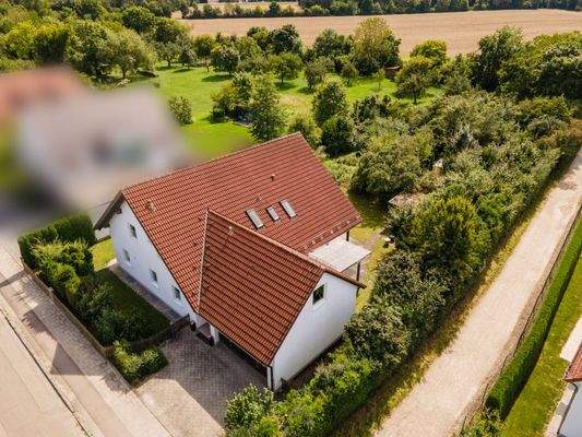 Luftaufnahme – Haus und weitläufiges Grundstück im Überblick
