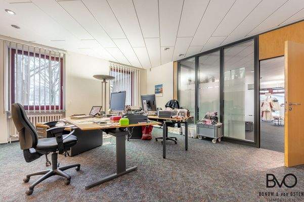 Separater Lager- bzw. Vorbereitungsraum im Hintergrundbereich