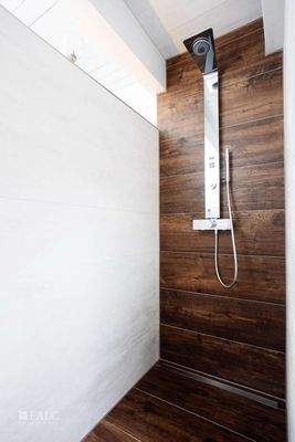 Grosse Dusche im Badezimmer 