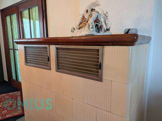 EG Kachelofen im Wohnzimmer