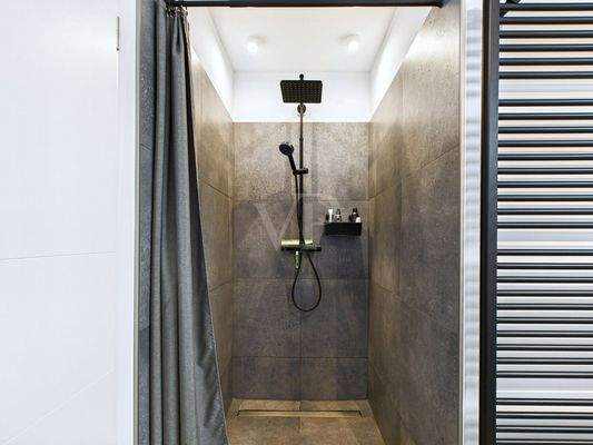 Moderne barrierefreie Walk-In Regendusche