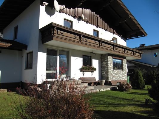 Hausansicht mit Blick zum Zugang zum Garten