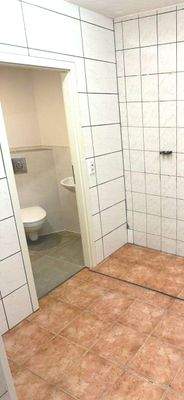 Hintere Ladenfläche mit Eingang zum Bad