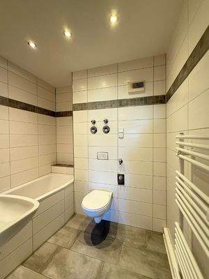 Bad mit Wanne/Handtuch-HK/WM-Anschluss