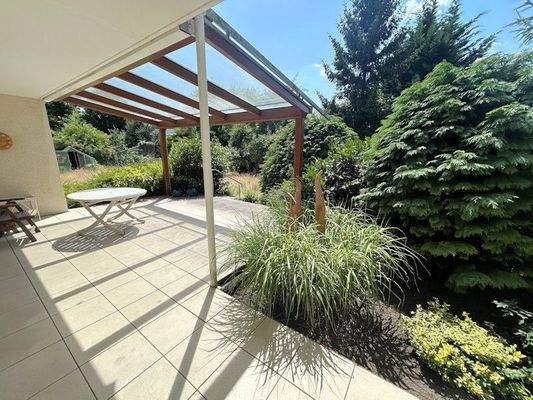 mit überdachter Terrasse