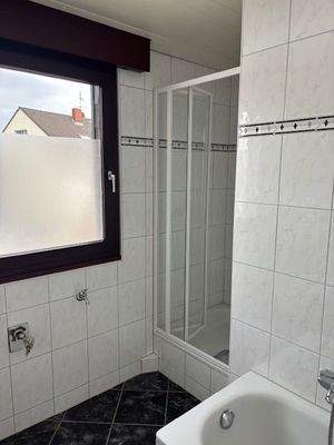 Bad mit Wanne u. Dusche