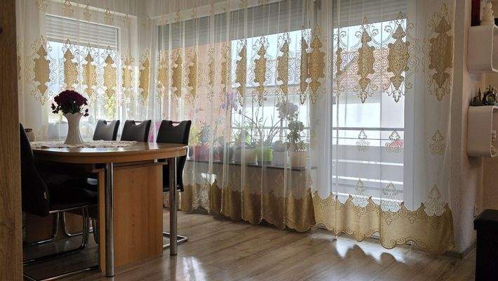 Wohnzimmer mit Balkon 1. OG