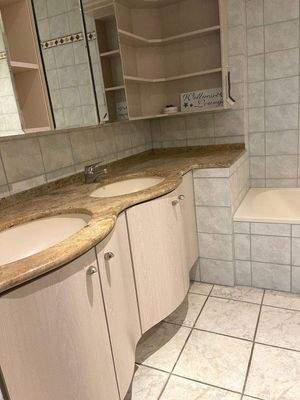 Bad mit Wanne und Dusche