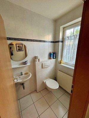 Gäste-WC mit Fenster