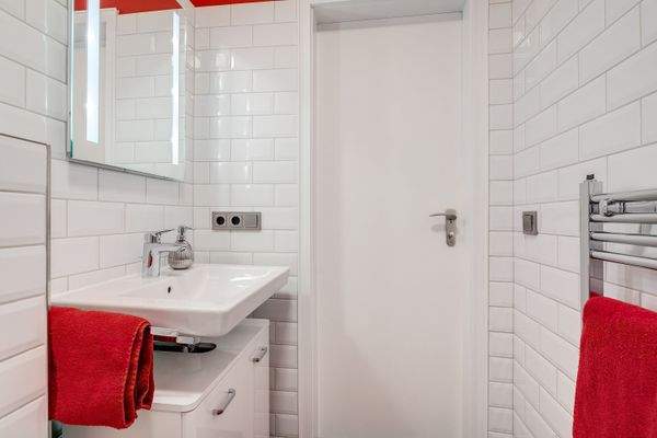 Weiß gefliestes Bad...