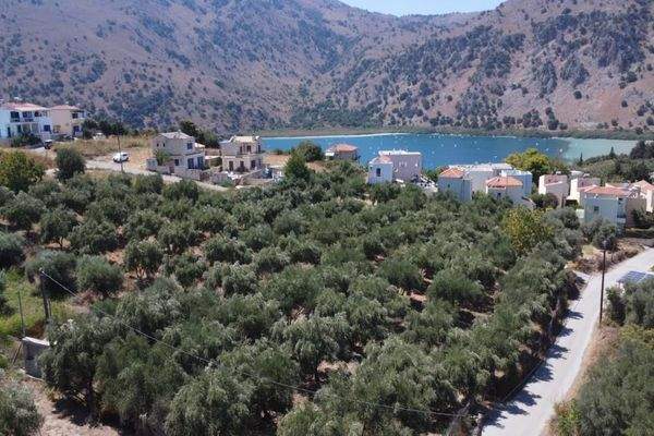 Kreta, Kournas: Eckgrundstück nahe des Kournas-Sees zu verkaufen