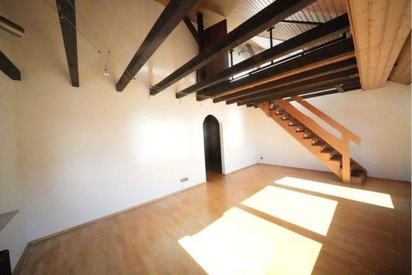 Wohn-/Esszimmer mit Treppenaufgang