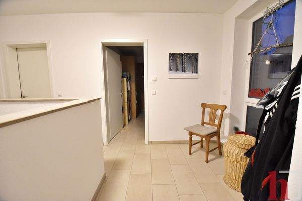 Flur mit Holzmöbeln