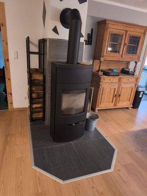 Holzofen im Wohnzimmer