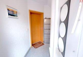 EG - Treppenhaus & Zugang zur Wohnung